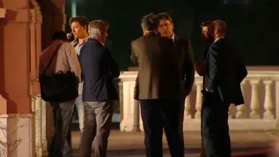 El ministro Luis Caputo junto al asesor presidencial Santiago Caputo y el resto de su equipo en la puerta de la Casa Rosada tras el anuncio.