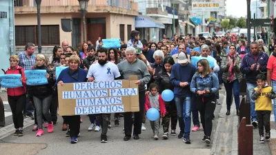 La movilización de ayer pidió por la libertad del sargento de Policía, Mauricio Javier Gómez, imputado de homicidio agravado, por un hecho registrado el miércoles pasado en Gualeguaychú. (Fotografía Gentileza: Ricardo Santellán).