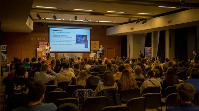 El jueves pasado, en el amplio salón de la UCA Paraná, se realizó la Octava Edición del evento de Redes Sociales más importante el país. 