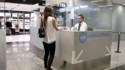 El Gobierno Nacional prohibió por 30 días el ingreso al país de extranjeros no residentes que hayan estado en “zonas afectadas”. 