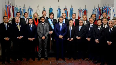 Javier Milei con los gobernadores que firmaron el Pacto de Mayo. Ahora quiere sumar a un radical.