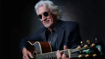 Nito Mestre, activo y reflexivo a los 70. El músico se siente dichoso de poder cantar las canciones de Sui Generis que marcaron a varias generaciones.