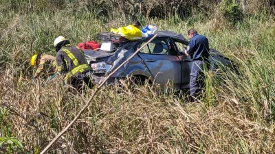 Un auto despistó en ruta 14 y el conductor debió ser rescatado de un bañado