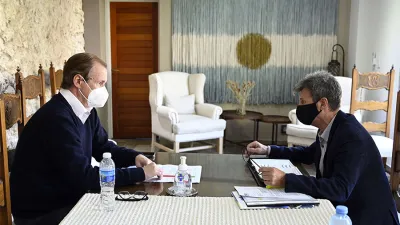 El gobernador Gustavo Bordet fue informado por ministro de Planeamiento, Infraestructura y Servicios, Marcelo Richard, los detalles del trabajo que se realizan para no detener la obra pública, más allá de la pandemia que afecta a la comunidad y a diferentes sectores.