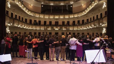 Imagen de archivo de la orquesta de Costa a Costa en el Teatro Gualeguaychú, que este domingo 11 volverá a subir a escena.