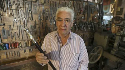 El orfebre Juan Carlos Pallarols contó algunos detalles del futuro bastón presidencial.