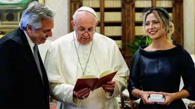 Imagen de archivo del encuentro que mantuvo Alberto Fernández y Fabiola Yañez con el papa Francisco en el Vaticano.