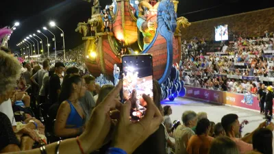Papelitos fue la primera en desfilar en el Corsódromo de Gualeguaychú, seguida de Marí Marí, Kamarr y O´Bahía.