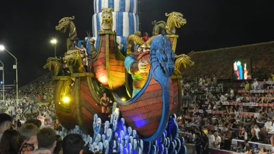 Papelitos (Club Juventud Unida) abrió el Carnaval del País, con más de 20 mil personas en un Corsódromo que vibró al paso de cada comparsa.