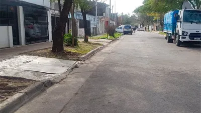 Un motociclista murió tras chocar contra un árbol en barrio San Agustín