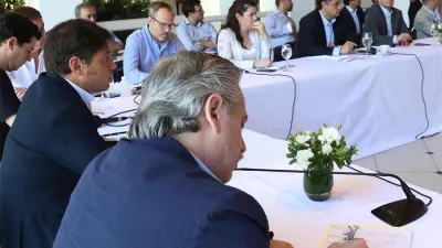 El Gobierno distribuyó cien mil millones de pesos a través de partidas destinadas a bonos, pagos extras y ATN; y el segmento de créditos y obras aún está demorado.