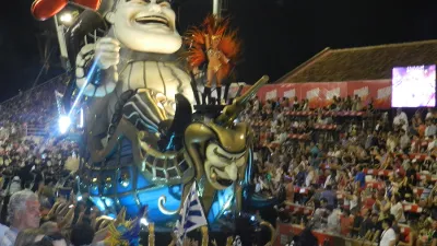 La comparsa O´Bahía (Club de Pescadores) abrió la séptima noche del Carnaval del País.