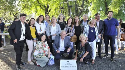 La plazoleta con el nombre María Esther de Miguel se ubica en Puerto Madero.
