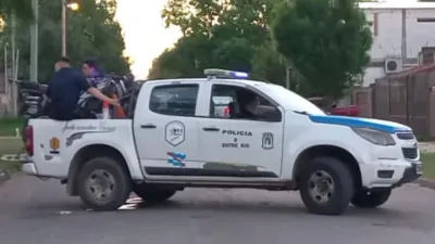 Un motociclista perdió la vida al chocar con una camioneta en calle del Poncho y de la Yerra.