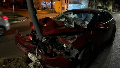 Una mujer, oriunda de Paraná, que conducía en estado de ebriedad se habría dormido y chocó contra una columna. 