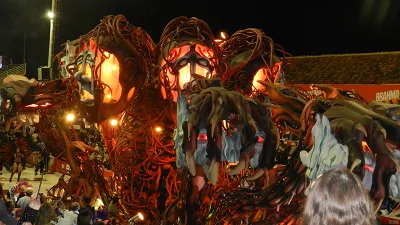 Ará Yeví (Club Tiro Federal) fue la encargada de inaugurar la sexta noche del Carnaval del País en el Corsódromo “José Luis Gestro”, que fue presenciado por más de 20 mil personas. La mejor noche hasta el momento.