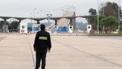 Transportistas uruguayos analizan bloquear puentes que conectan a Argentina