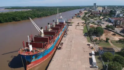 El viernes ingresó el buque Indian Ocean al puerto de Concepción del Uruguay para embarcar madera con destino de exportación.