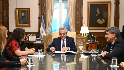 El Presidente Alberto Fernández firmó ayer el decreto reglamentario de la Ley de Prevención y Control de la Resistencia a los Antimicrobianos, cuyo objetivo es fomentar el uso responsable y regular el expendio y el consumo de estos medicamentos.