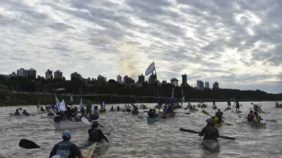 La “Remada Contracorriente por el Agua y la Vida” unió a 180 organizaciones costeras, se organizó para frenar el nuevo llamado a licitación de la “Hidrovía Paraná-Paraguay” y su dragado a 44 pies de profundidad. El viaje culminará este sábado 22 en Rosario, en el Día Mundial del Agua. 