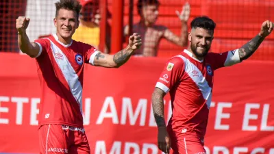 Con un gol de taco del entrerriano Reniero, Argentinos festejó ante Colón de Santa Fe