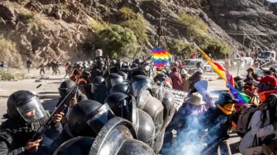 Veinticinco personas permanecían detenidas este domingo en unidades penales del barrio Alto Comedero, de San Salvador de Jujuy, tras haber sido detenidas durante la represión.