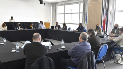 El gobernador Gustavo Bordet mantuvo un encuentro junto al intendente de Paraná, Adán Bahl e integrantes de los Comités de Emergencia Sanitaria provincial y municipal, para analizar las acciones a seguir por la circulación comunitaria del Covid 19 en la capital entrerriana. 