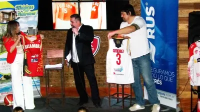 Rocamora homenajeó a Leandro Paladino en la presentación de su plantel