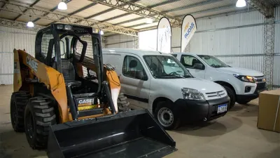 Las dos camionetas y el minicargador son parte de la inversión que recibió la Municipalidad de San José a través del programa Municipios de Pie.