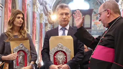Juliana Awada y Mauricio Macri, junto al arzobispo de Salta, monseñor Mario Antonio Cargnello.