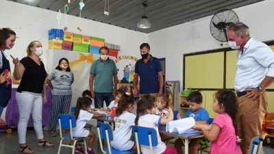 El intendente Schneider visitó los jardines municipales