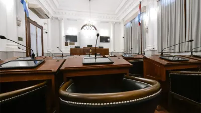 El festival de contratos en el Senado vacía a las instituciones de gobierno.