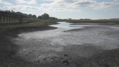 Vista general del embalse de Canelón Grande, en medio de una sequía histórica que ha dejado los embalses secos y a Montevideo con sólo días de agua, desatando protestas y obligando al Gobierno a subsidiar el agua embotellada.