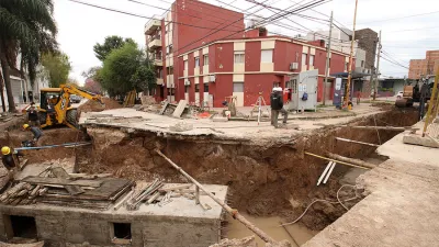 La obra, que se desarrolla en la ciudad de Paraná, implica la facilitación del escurrimiento de los excesos pluviales