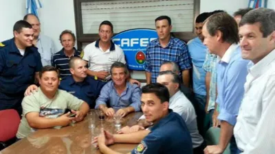 Imagen de archivo del acuerdo entre los policías sediciones y el entonces gobernador Sergio Urribarri.