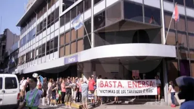 Imagen de archivo de vecinos y usuarios reclamando por las altas tarifas del servicio eléctrico.