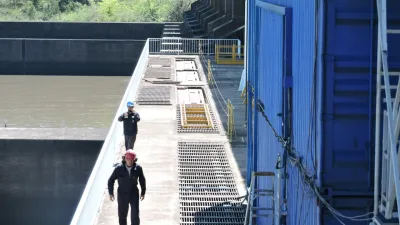 técnicos de Salto Grande en Central Hidroeléctrica Baygorria