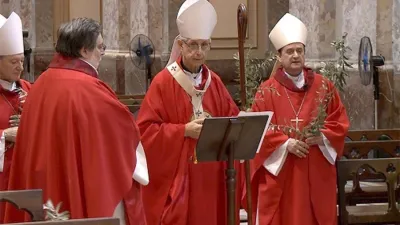 El cardenal Mario Poli, junto a los obispos Joaquín Sucunza y Enrique Eguía Seguí y el padre Alejandro Russo, realizó las celebraciones de Semana Santa en una Catedral vacía por la pandemia del Covid-19.
