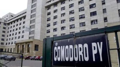 El gobierno cuestiona que el fiscal Carlos Stornelli, procesado en causas vinculada a espionaje ilegal, impulse la investigación del espionaje ilegal ordenadas en el gobierno de Mauricio Macri al que sirvió.