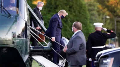 El presidente estadounidense bajando de un helicóptero antes de ser internado en un hospital militar en Bethesda, Maryland.