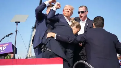 Donald Trump fue evacuado por su custodia y agentes del Servicio Secreto del acto de campaña en Pensilvania tras un tiroteo.