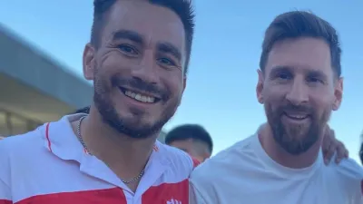 Lionel Messi presenció un amistoso en Rosario y se sacó fotos con un paranaense
