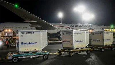 Imagen de archivo. El arribo del vuelo AM1407 transportó 934.200 dosis de AstraZeneca, de producción conjunta con México, y se trata del cuarto cargamento de este tipo de vacunas.