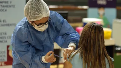 Cuatro de cada diez mayores de 18 años recibieron su primera dosis contra el coronavirus