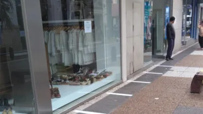 Una cuadrilla de trabajadores municipales demarcó la distancia que deben tener las personas que esperan ingresar a los cajeros automáticos de Gualeguaychú y Larroque.