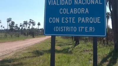 La realidad desmiente lo que el cartel anuncia que Vialidad Nacional “colabora” con el Parque Nacional El Palmar.