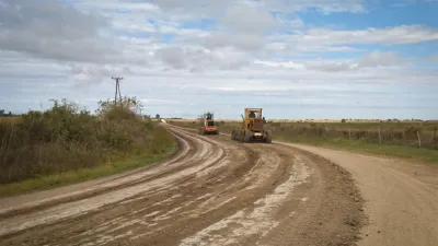 El gobierno, a través de la Dirección Provincial de Vialidad (DPV), lleva adelante un programa de repaso y conservación de caminos de usos productivos y sociales.