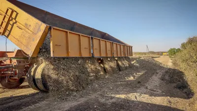 El gobierno provincial, a través de la Dirección de Vialidad, compró brosa y ripio para los Departamentos San Salvador, Paraná, Feliciano y Concordia. La inversión es de más de siete millones de pesos.