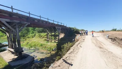 Autoridades de Vialidad recorrieron la zona del puente sobre el arroyo La Jacinta, en la Ruta Provincial N° 15, Departamento Gualeguay.