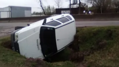 Un auto despistó y volcó en el acceso a Concepción del Uruguay
